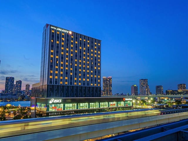 Modern waterfront hotel restaurant, ideal for corporate events and large-scale meetings.