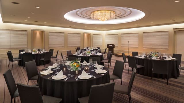 Banquet hall in Applause Square Tokyo with elegant round tables for corporate events or weddings.