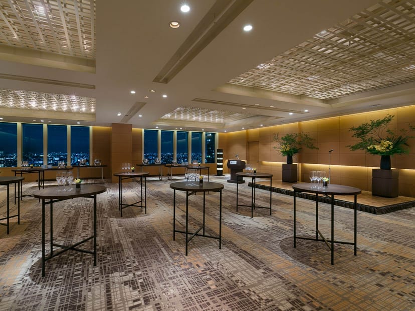 High-end cocktail reception at Tokyo Applause Square with minimalist florals for corporate events.