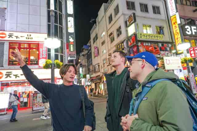 Local guide leading a high-engagement team building event at Applause Square Tokyo.
