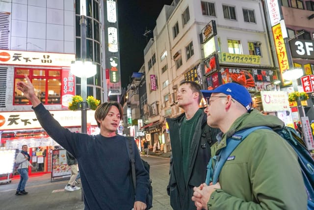 Local guide leading a high-engagement team building event at Applause Square Tokyo.