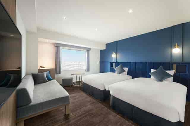 Modern twin hotel room at Oriental Hotel Tokyo Bay for business conferences and corporate travel.