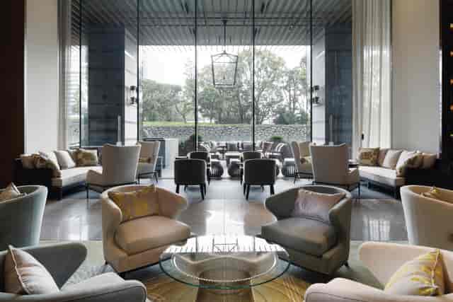 The Palace Lounge: Sophisticated breakout space for VIP meetings and corporate networking events.