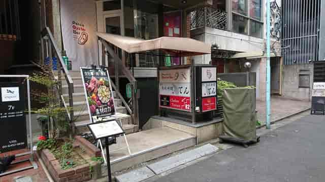Chelsea Terrace entrance, narrow steps, venue accessibility, event logistics.