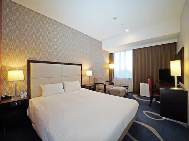 Loisir Hotel Shinagawa Seaside room with desk for business conferences and group bookings.