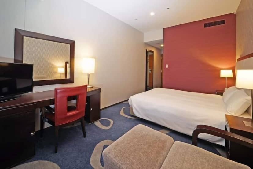 Ocean Room at Loisir Hotel Shinagawa: Compact business room with workspace for solo travelers.
