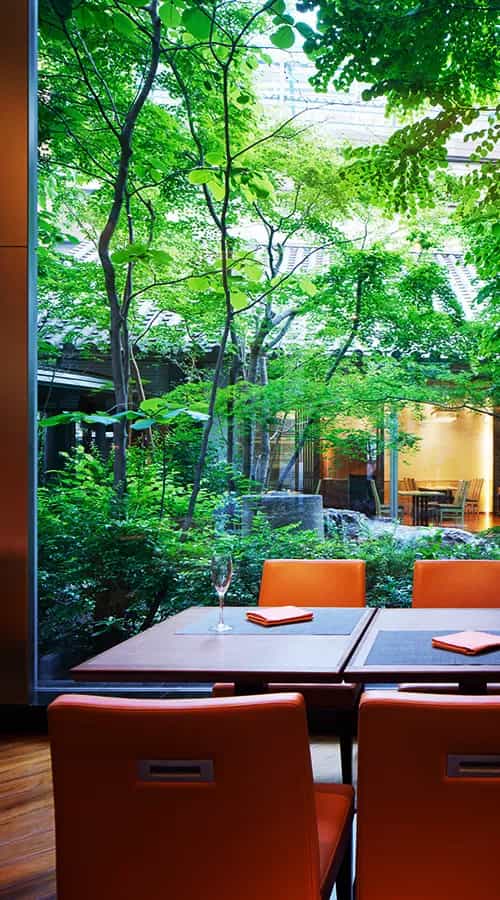 Biophilic Dining Lieu restaurant for high-end executive networking and corporate garden events.