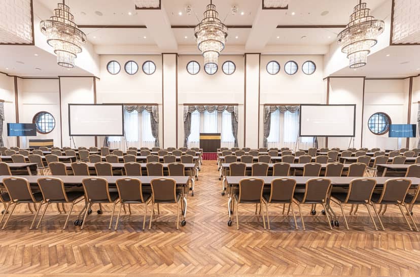 Classroom-style Kudan Terrace ballroom for professional conferences and seminars.