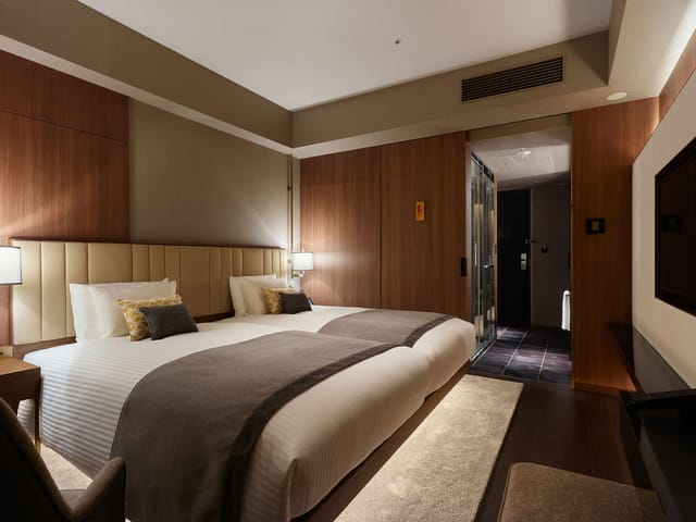 Modern twin hotel room in Tokyo, Mitsui Garden Roppongi Premier for corporate travel and business.