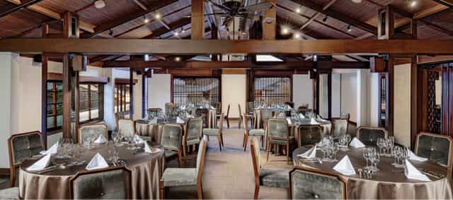 Rustic-chic banquet hall with timber beams in Kyoto, ideal for corporate events and weddings.