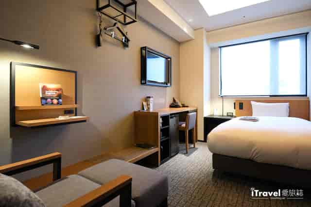 Modern Solare hotel room with functional workspace for business travel.