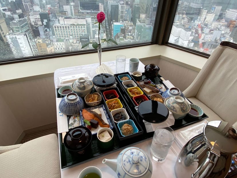 Premium Nadaman Tokyo hotel breakfast room service with city view, luxury hospitality.