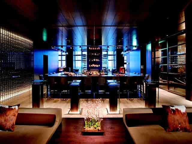 Mandarin Bar lounge: Sophisticated setting for executive receptions and networking events.