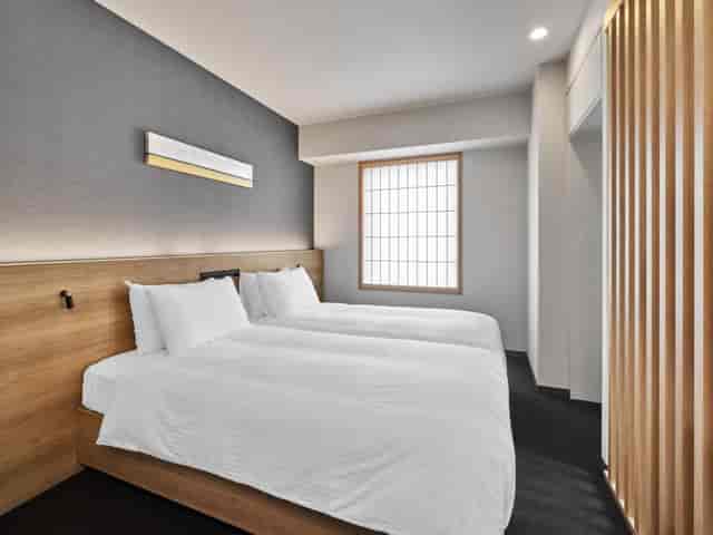 Modern connecting room at MIMARU Tokyo Akasaka with shoji accents for corporate business travel.