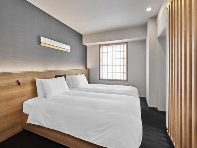Modern connecting room at MIMARU Tokyo Akasaka with shoji accents for corporate business travel.