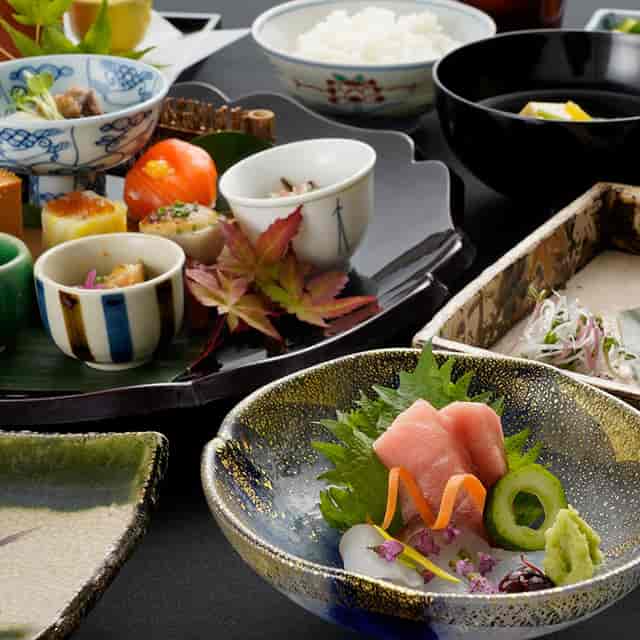 Kaiseki lunch service at Hoshi no Naruki: exquisite plating for executive boardroom dining.