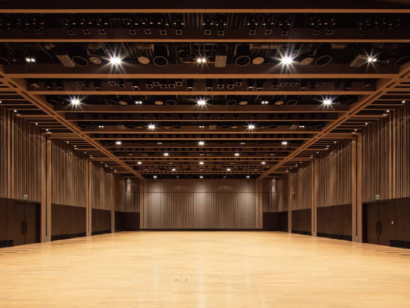Kyoraku-TEI ballroom with architectural lighting for corporate events and gala setups.
