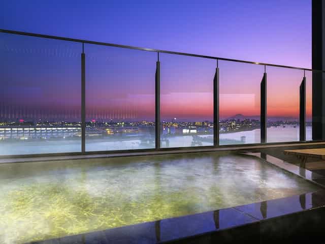 Rooftop hot spring at Villa Fontaine Haneda, premium incentive travel and corporate event venue.