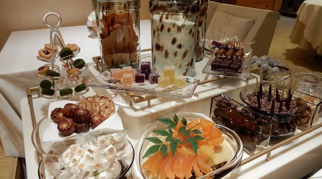 Dessert trolley at L’OSIER, elegant pastries for VIP meetings and afternoon tea catering.