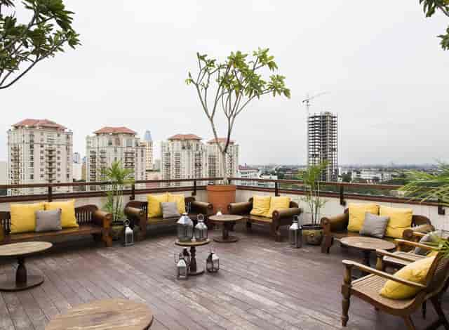 La Vue Rooftop Bar: Versatile open-air event space for networking and corporate receptions.