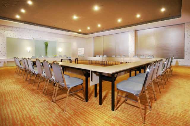 U-shape meeting room at HARRIS Hotel Tebet, ideal for corporate conferences and board presentations.