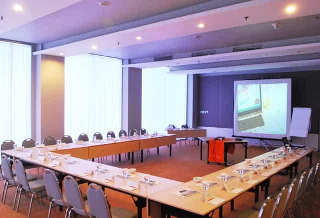 U-shape boardroom at HARRIS Hotel Tebet for collaborative workshops and corporate meetings.