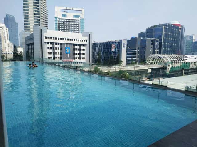 Nissi Room rooftop infinity pool in JS Luwansa Hotel, ideal for networking events and conferences.