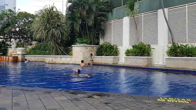 The Ritz-Carlton Jakarta private pool, perfect for family-friendly corporate retreats.