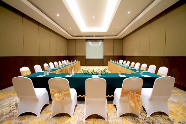U-shape meeting room with elegant decor for professional board meetings and corporate workshops.