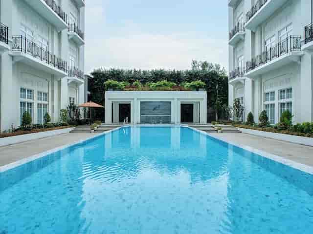 Luxury swimming pool venue at The Grand Mansion Menteng for upscale corporate cocktail events.