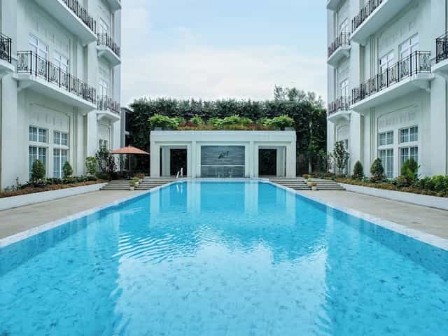 Luxury swimming pool venue at The Grand Mansion Menteng for upscale corporate cocktail events.