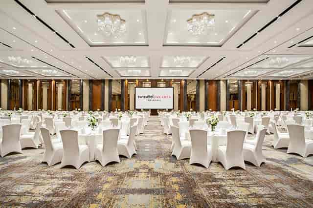 Lausanne Ballroom Jakarta: Pillarless gala dinner setup for upscale corporate events and weddings.