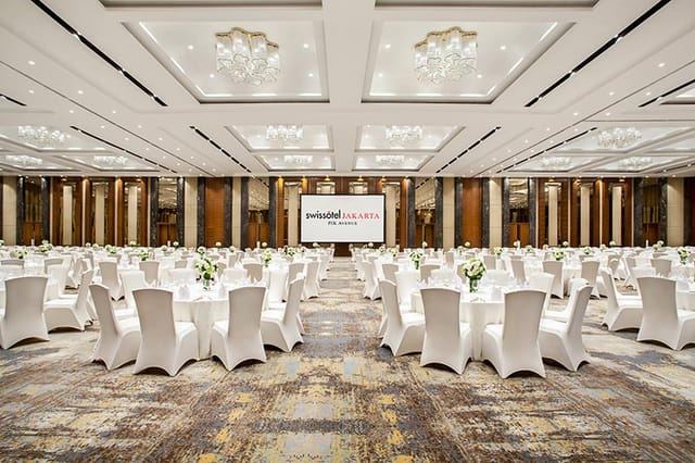 Lausanne Ballroom Jakarta: Pillarless gala dinner setup for upscale corporate events and weddings.