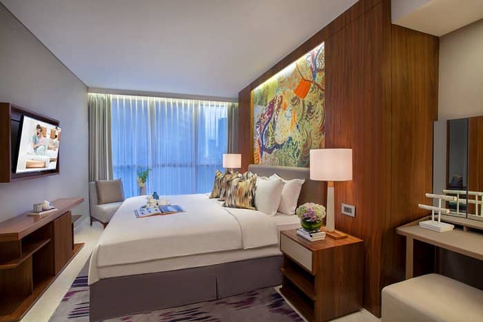 Premium meeting room with executive workspace for high-end corporate events and business conferences.