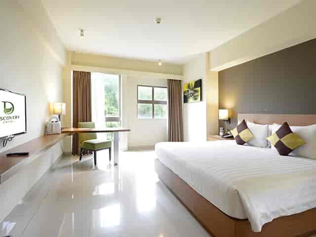 Shinta Room guest suite with ergonomic desk for corporate travel and business meetings.