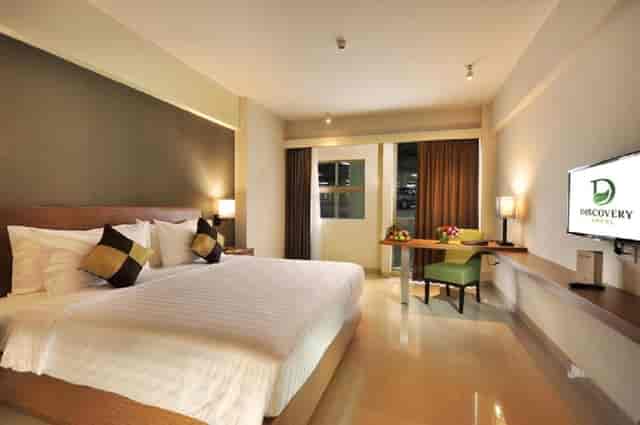 Modern Shinta Room hotel workspace, ideal for business travel and corporate room blocks.