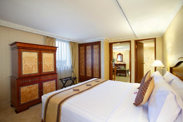 Ambhara Hotel Jakarta suite: classic guest room for business travel and conference room blocks.