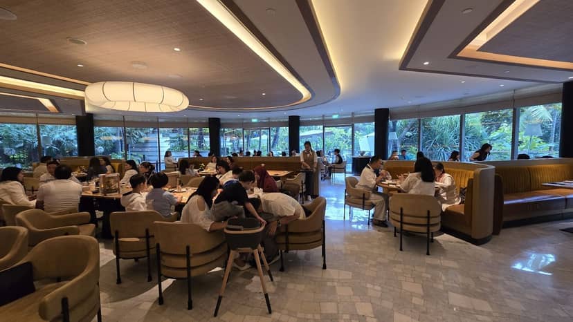 High-end Bel Étage restaurant featuring flexible dining for corporate events and networking.