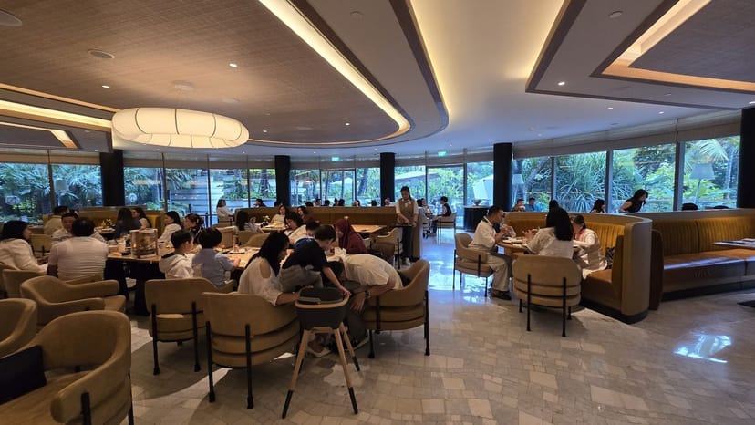 High-end Bel Étage restaurant featuring flexible dining for corporate events and networking.
