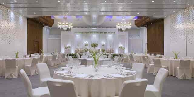 Le Méridien Jakarta ballroom with round tables for elegant wedding or gala event venue.