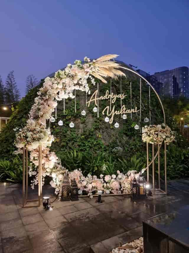 Modern circular wedding backdrop with floral decor at Mercure Jakarta event hall.