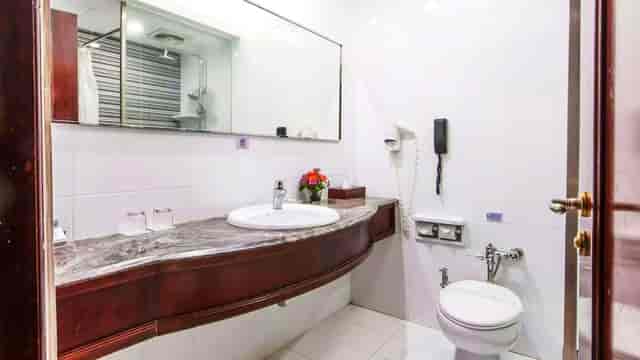 Bali Boardroom hotel bathroom at Sunlake Waterfront Resort Jakarta for corporate event lodging.