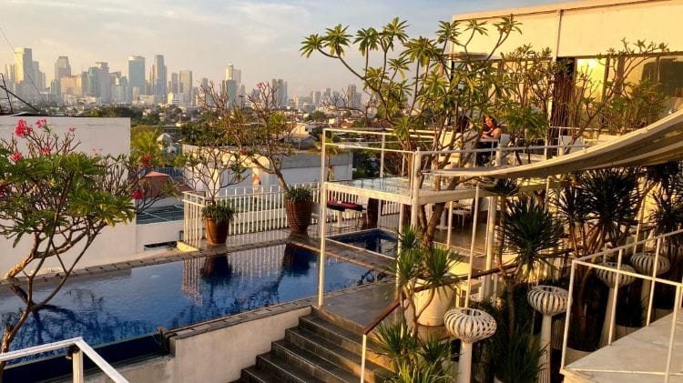 Rooftop reception at The Edge Kemang Icon with poolside skyline views for intimate events.