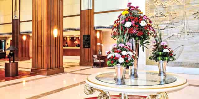 Plaza Club Lounge at Redtop Hotel: Classic wood interior for corporate summits and conferences.
