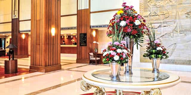Plaza Club Lounge at Redtop Hotel: Classic wood interior for corporate summits and conferences.