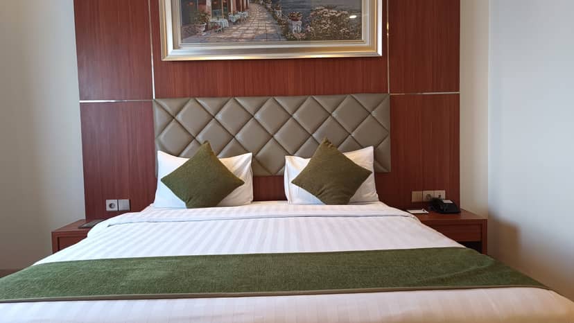 Standard hotel room at Grand Diamond Luxury Inn, ideal for large group event bookings.