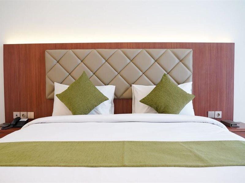 Contemporary Kelly Room at Luxury Inn Arion Hotel, ideal for corporate travel and business meetings.