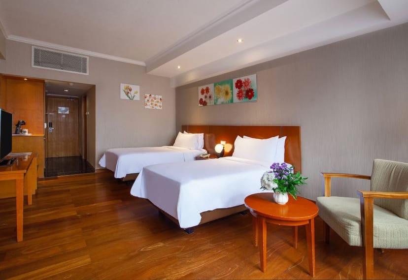 Artotel Gelora Senayan twin guest room with hardwood floors for conference housing and events.