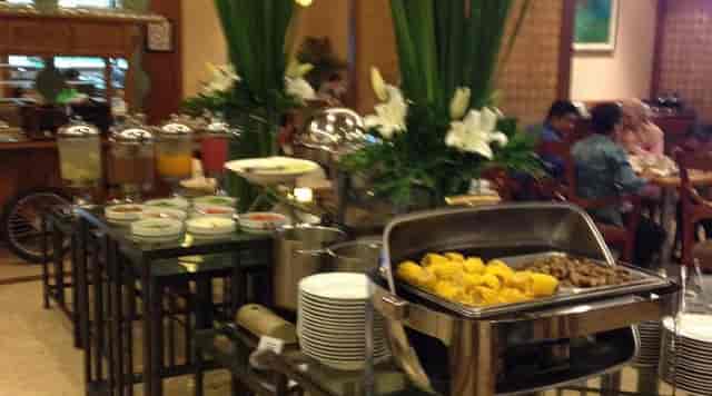 Kafe Coleman hotel banquet breakfast setup with chafing dishes for corporate event catering.