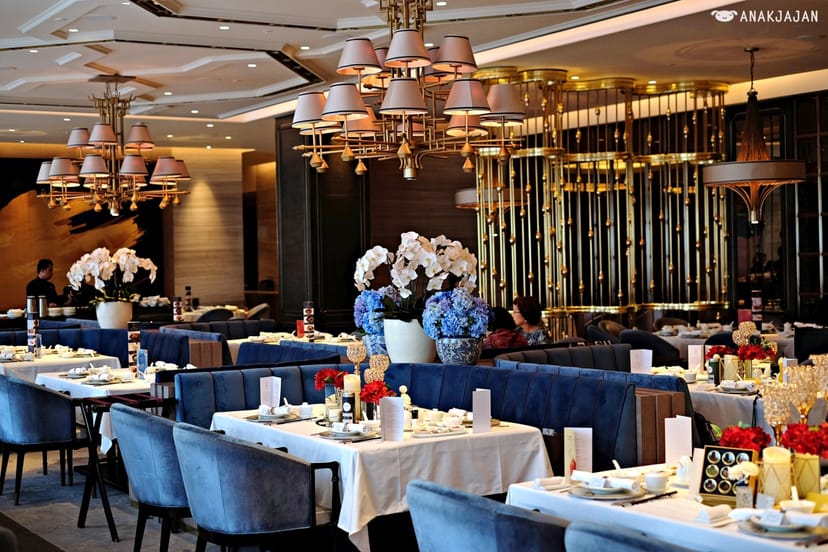 Luxury House of Yuen dining room with navy seating for corporate luncheons and VIP dinners.